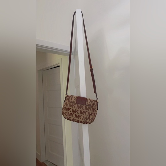 I’m selling a cross body Michael Kors purse. I love this purse and the design. - Picture 2 of 5